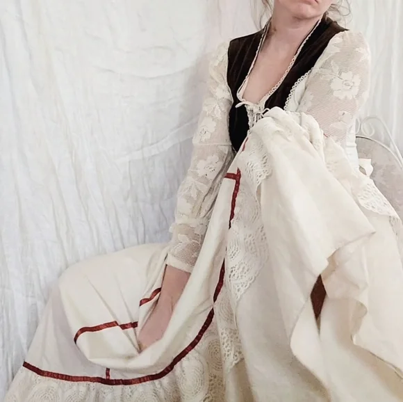 Vintage Gunne Sax Dress, 1970s authentic velvet & lace renaissance style - Picture 9 of 12